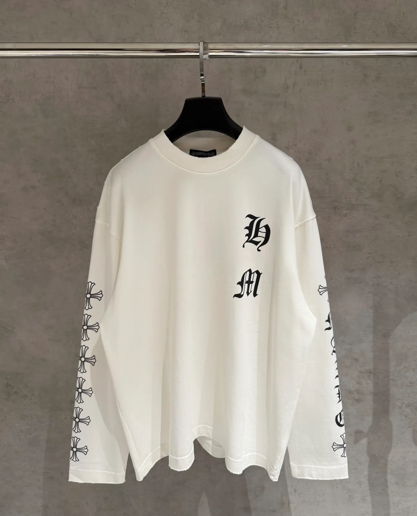 🅿️330 [Strict quality control] CH Crow Heart's new long-sleeved sweatshirt T-shirt. Heavy 340g double yarn fabric. Four flower positions on the front, back and left. Wash the whole garment twice. The four sides are frayed and torn. Heavy fabric. The neckline is made of icy Salona. Loose fit. Deep, wide and stylish. No deformation or shrinkage. Black and white color. Size: M-2xl